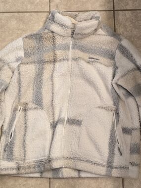 Columbia Cream Sherpa Fleece Jacket with Subtle Gray Accents